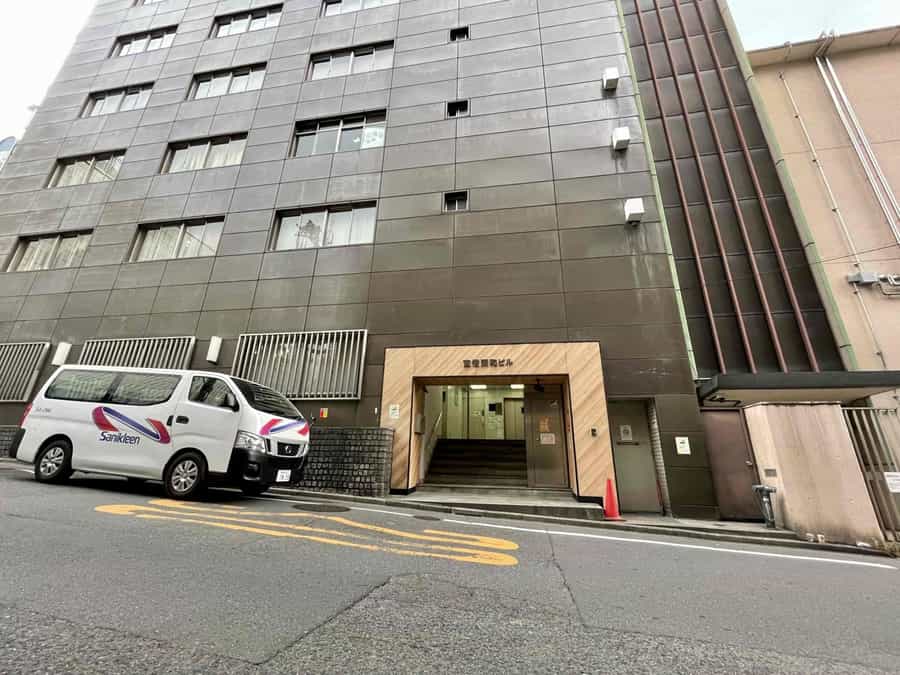 【建物沿い、右手側に正面入口があります】 - TIME SHARING 新宿8Aの写真