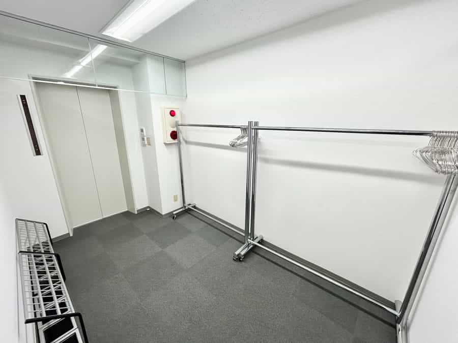 【7階エレベーターホールにハンガーラックと傘立てがございます】