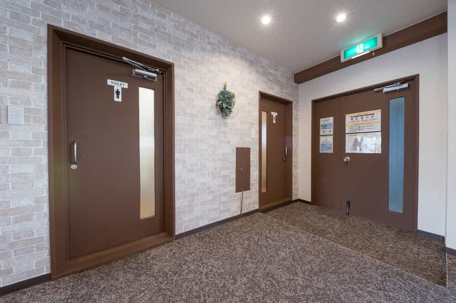 【会議室の後方には、当会議室専用の男女別トイレがございます】 - TIME SHARING 飯田橋 第二東文堂ビル 7Fの写真