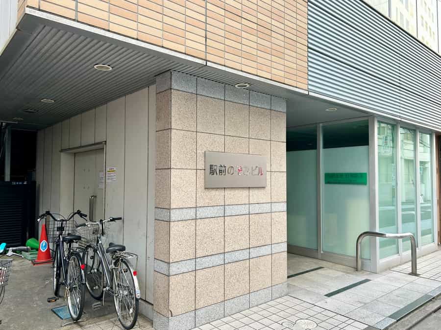 【ビル入館時・退館時ともに、ビル左手の通路を進み、セキュリティ操作を行ってください。】