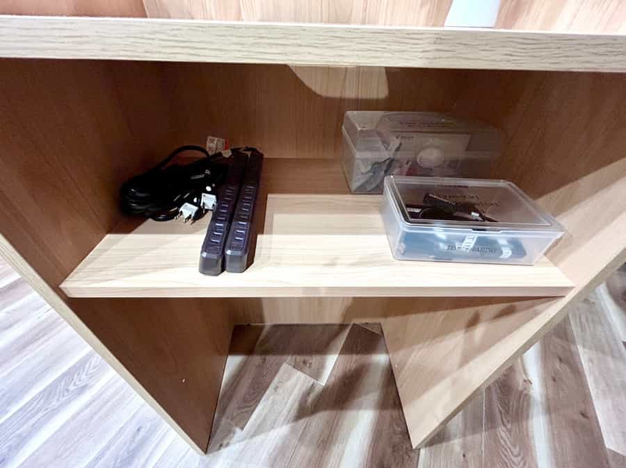 【司会台には延長コードなどの細かい備品を設置しております】 - TIME SHARING 竹橋 廣瀬第2ビル B1Fの写真
