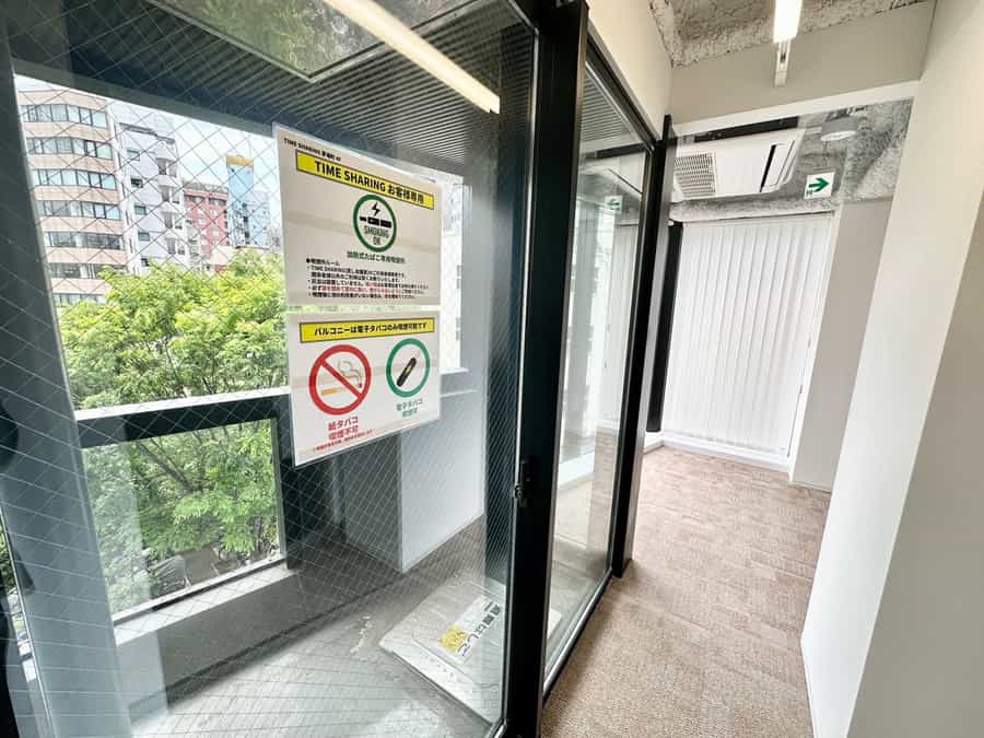 【会議室エリアの反対側にあるバルコニーは電子タバコ専用の喫煙所としてご利用いただけます】 - TIME SHARING 茅場町 FF日本橋茅場町ビル4Fの写真