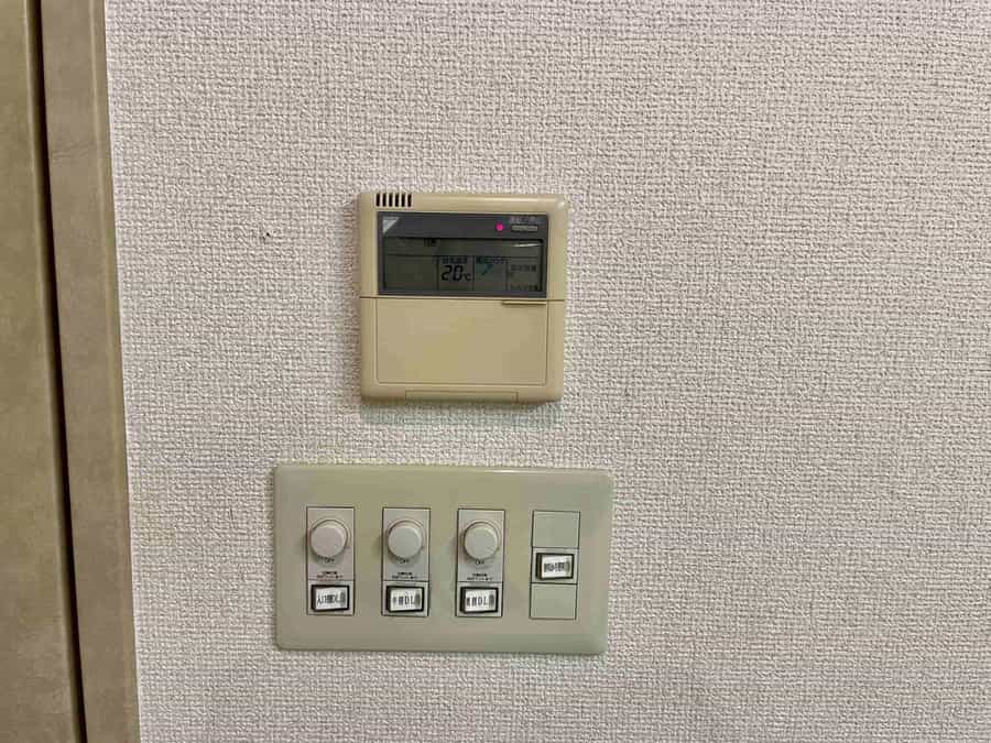 【室内に個別空調があるので温度設定を自由に変更可能。一部照明は調光も可能です】 - TIME SHARING 四谷8Bの写真