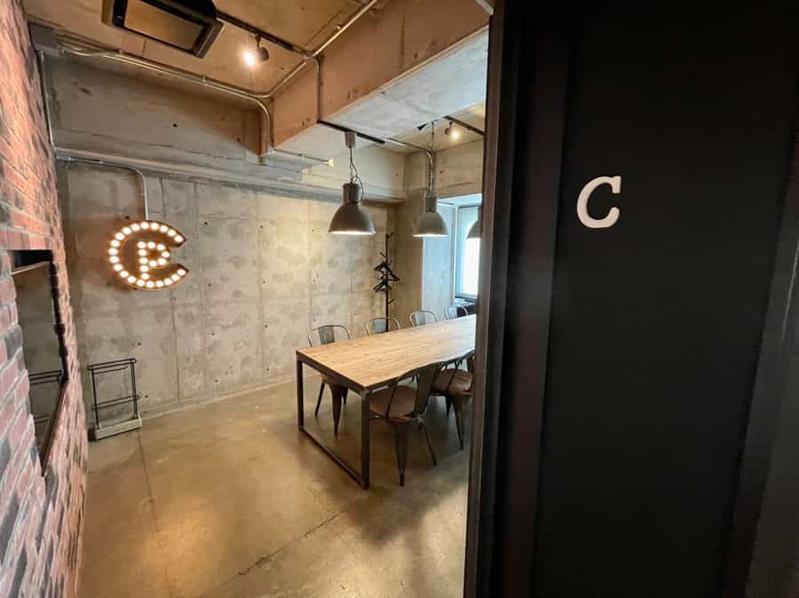 【「C」というアルファベットが目印です。会議室に鍵はついていないのでそのままご入室ください】 - TIME SHARING 田町赤羽橋 8Cの写真