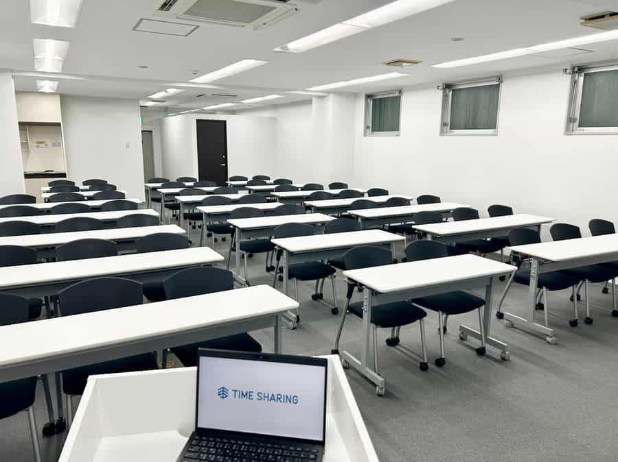 【司会台からは全体が見渡せます!】