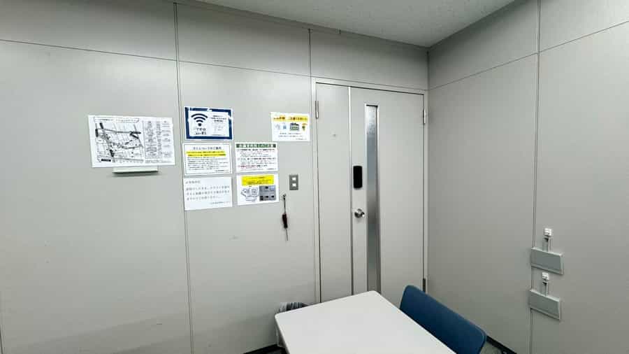 【電気は室内入口付近にございます】