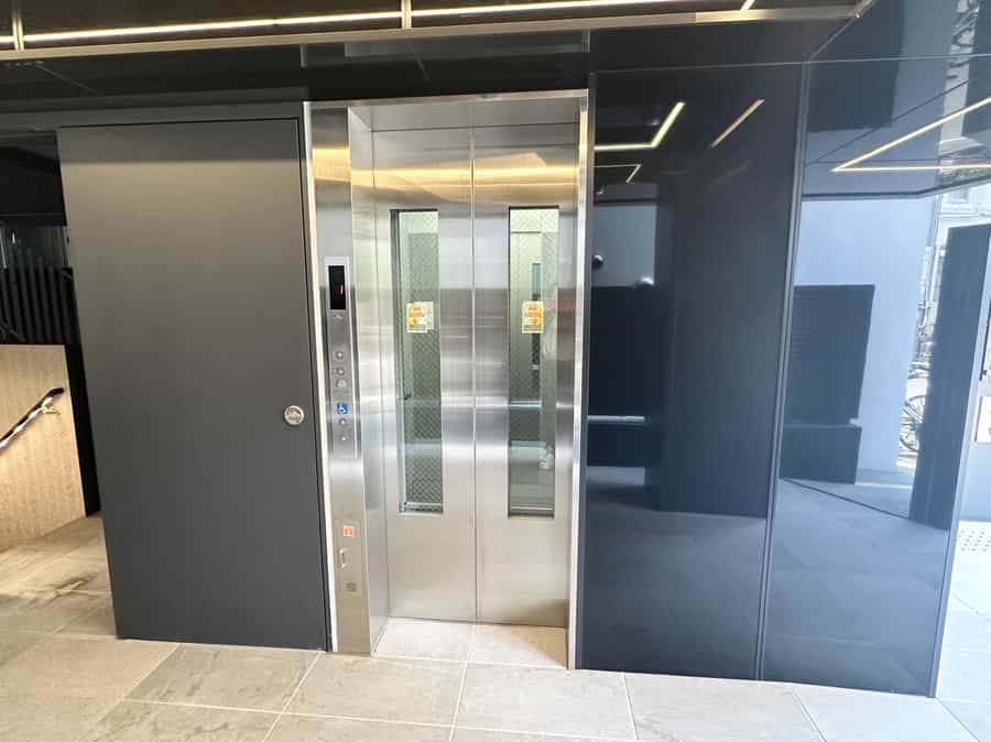 【ビル1階エレベーター前】 - TIME SHARING 茅場町 FF日本橋茅場町ビル4Fの写真