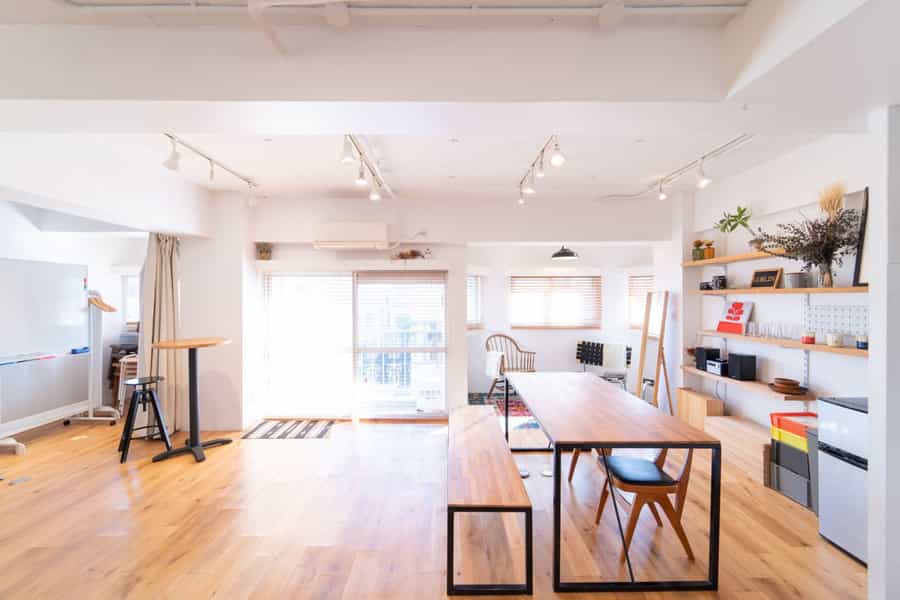 大きな窓があり、開放感があります。 - GOBLIN.原宿店-GALLERY A-の写真