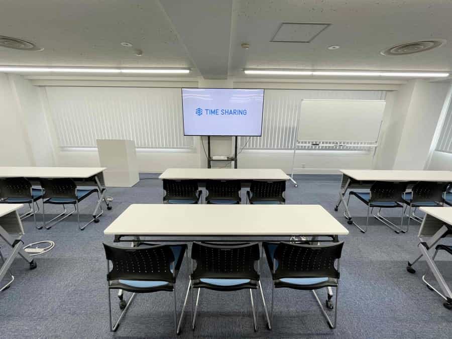 【司会台、75インチモニター、ホワイトボードなど備品が充実しています。】 - TIME SHARING 新宿8Aの写真