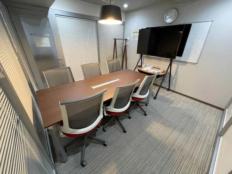 【6名まで着席可能です！】 - TIME SHARING ビステーション新横浜 ミーティングルームの写真