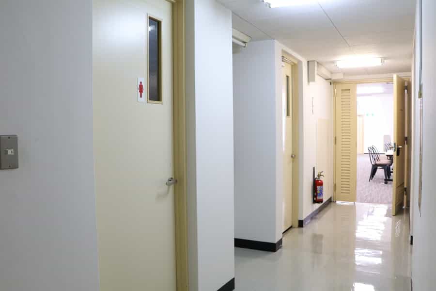 4階廊下には男女別のトイレがあります。 - TIME SHARING 蒲田 第二美須ビルの写真