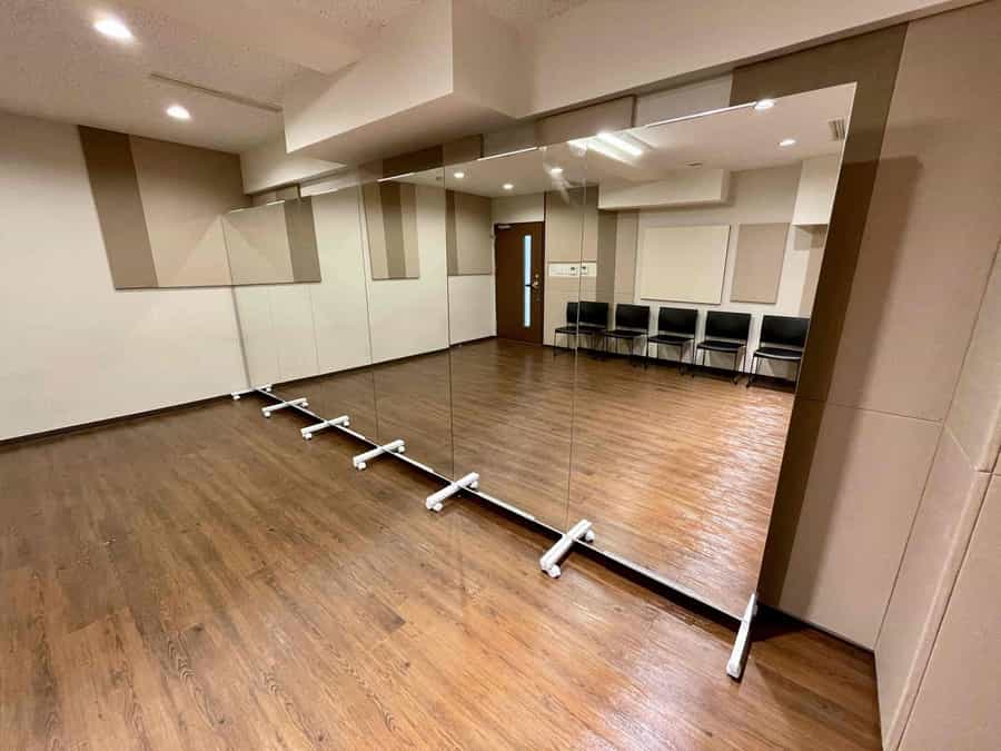 【鏡は６枚を連結しています】 - TIME SHARING 四谷 ダンスルーム7Dの写真