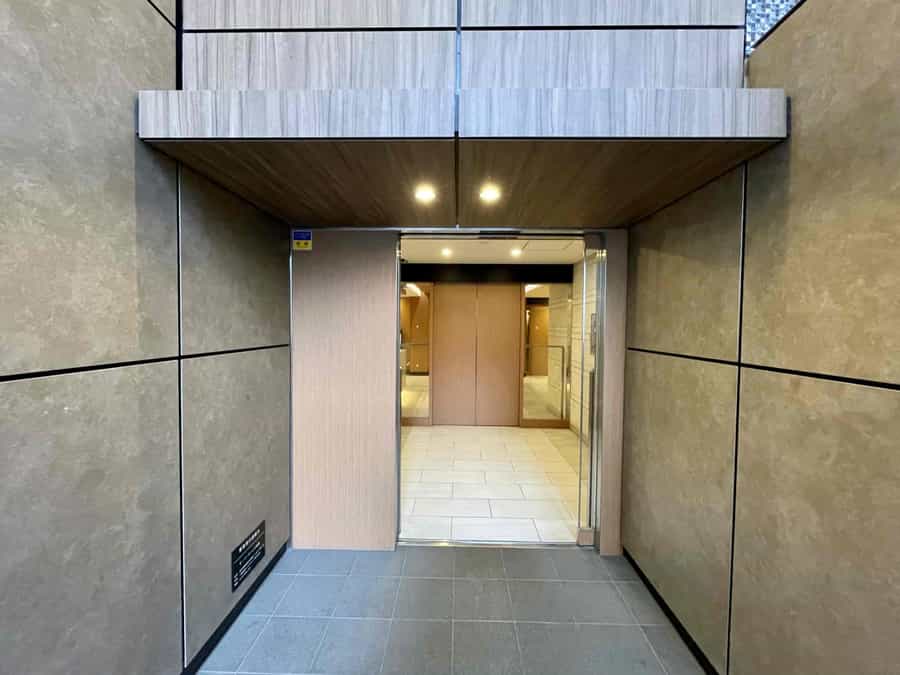 【建物正面入口_自動ドア】 - ザ・パークハビオ新宿 屋上スペースの写真