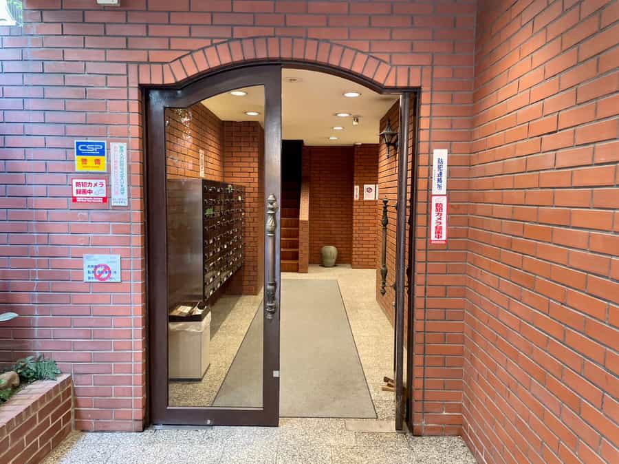 【こちらの扉は施錠されていないのでそのままお入りください】 - TIME SHARING 新宿御苑前 オリエント新宿1001の写真