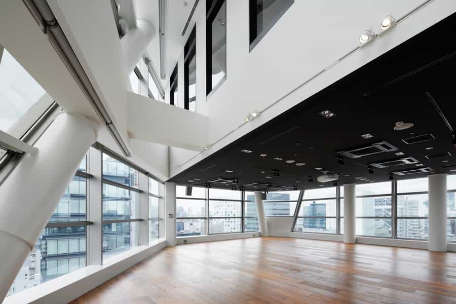 木目調のフローリング、天井は黒で統一されたシックなデザイン - QUARTZ GALLERY 10Fの写真