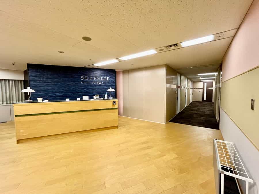 【会議室は右手にござます。(レセプションは2025年1月より無人運営です)】