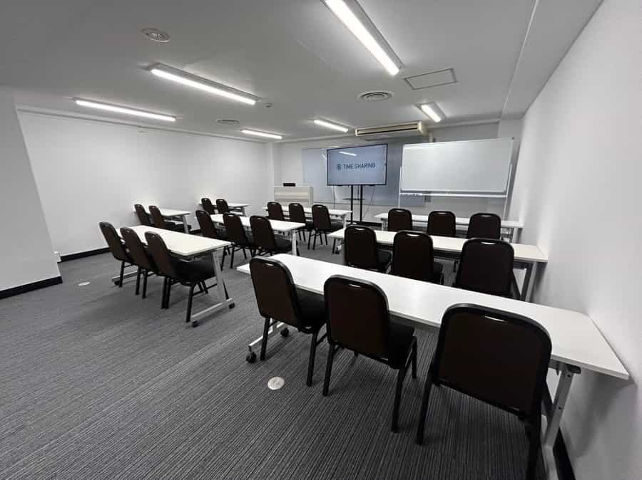 【スクール形式22名着席可能！】 - TIME SHARING 渋谷ワールド宇田川ビル9Bの写真