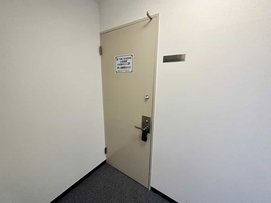 【エレベーターを降りると目の前が当会議室です】 - TIME SHARING 小伝馬町 日本橋HRビル2Fの写真