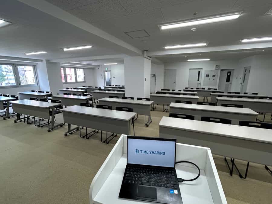 【司会台、モニターなど無料備品が充実】- TIME SHARING 池袋 吉大ビル 3F