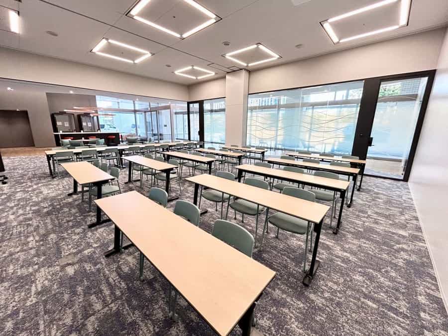 【パーテーションはお客様ご自身で開閉していただきます。 パーテーションの開閉作業に時間を要するため、レイアウト変更オプションのお申し込みをオススメいたします!】 - TIME SHARING 勝どき 晴海トリトンX棟Conference RoomⅡ+Ⅲ+ラウンジの写真