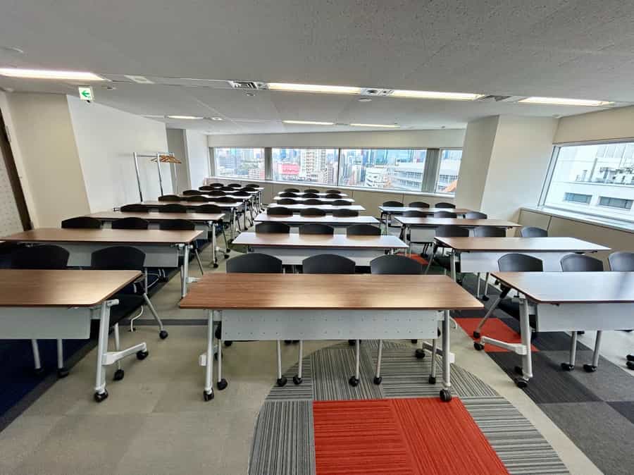 【司会台、モニターなど無料備品が充実】