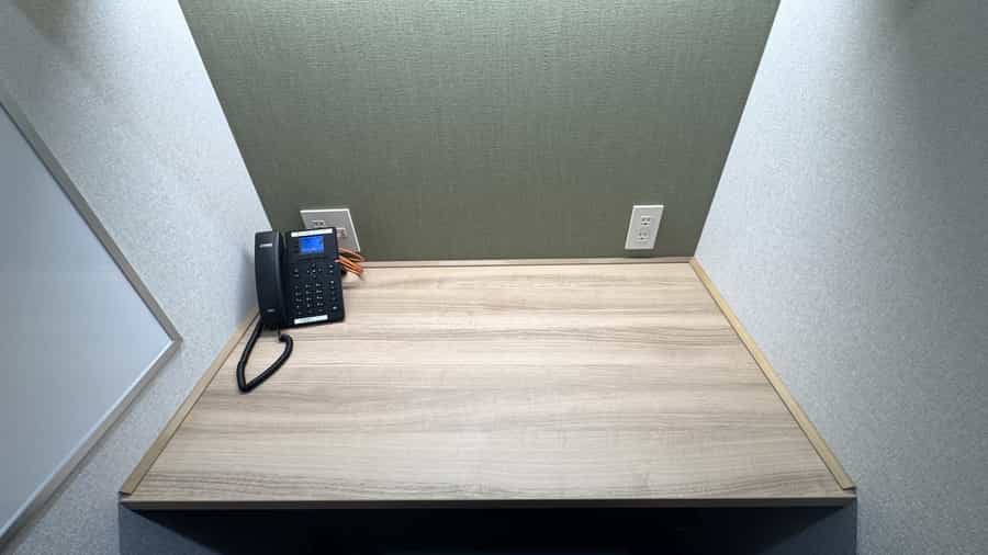 【ブース内の机はPC作業にちょうど良いコンパクトサイズです】 - エキスパートオフィス大宮 312の写真