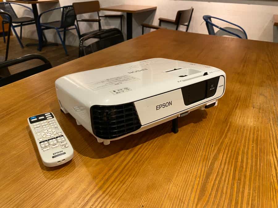 プロジェクター(EPSON EB-S31) - グレイドパーク南青山（旧：Mace南青山）の写真