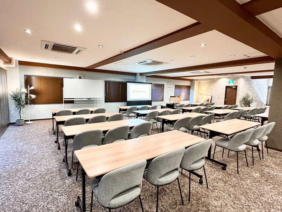 【会議室内の100インチスクリーン、司会台、ホワイトボードなどの備品は全て無料でお使いいただけます】 - TIME SHARING 飯田橋 第二東文堂ビル 7Fの写真
