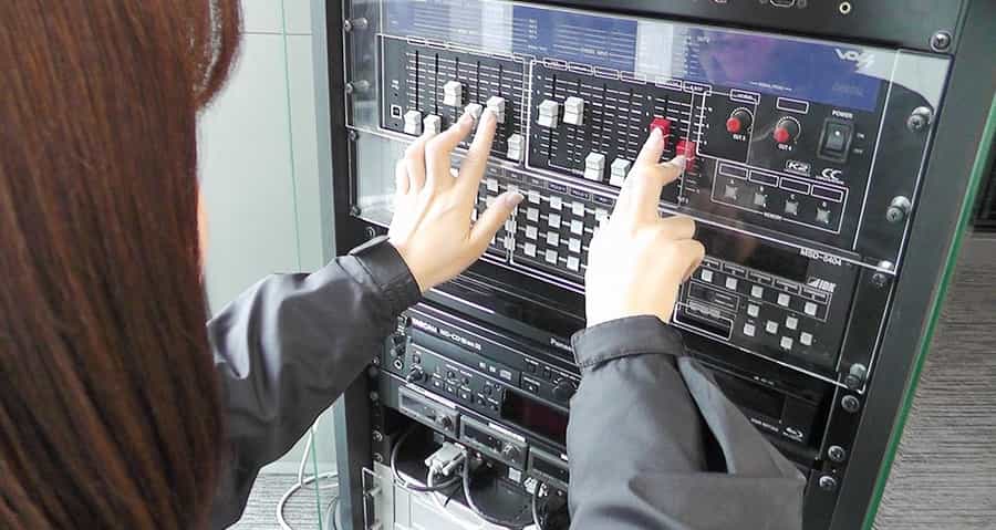 【常駐スタッフが事前のご相談から当日のご対応まで責任を持ってご担当いたします。使用開始時間までにご希望のレイアウトを無料で設営いたします。(持込什器や機材を除く)また、終了後の当カンファレンスの机や椅子等の片付けも不要です。】 - EBiS303 カンファレンススペースABCの写真