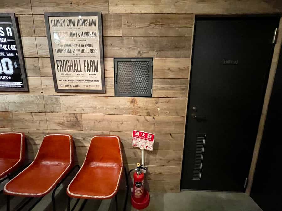 【会議室の空調リモコンは、廊下の共用トイレの横にある黒いパネルを開けるとあります】 - TIME SHARING 田町赤羽橋 8Aの写真