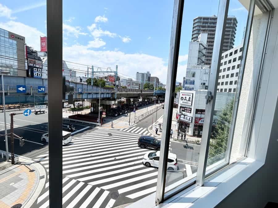 【窓を開けて換気が可能です。※駅が目の前のため騒音にご注意ください。】 - TIME SHARING 横浜関内 セルテアネックス 3Bの写真