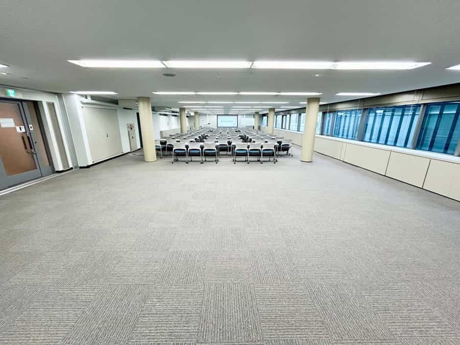 【会議室後方には広く空いているスペースがございますので荷物置き場にオススメです】 - TIME SHARING 銀座三丁目ビルディング5Fの写真