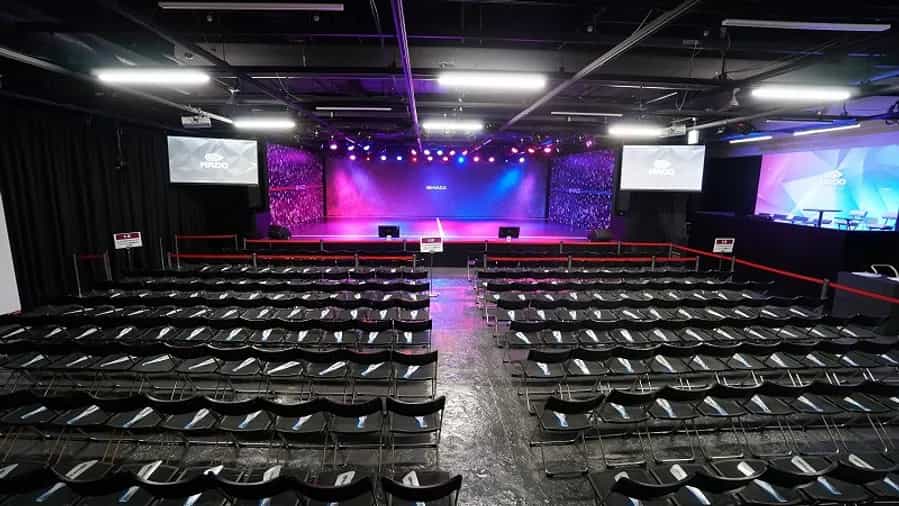 スタンディングの場合は400名収容可能です-HADO ARENA お台場 グランドステージ-