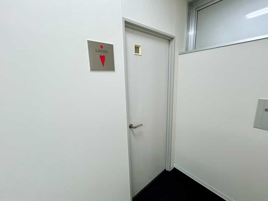 【女性用お手洗い入口】