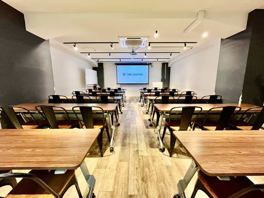 スクール形式36名着席可能 - TIME SHARING 渋谷青山通り2Fの写真