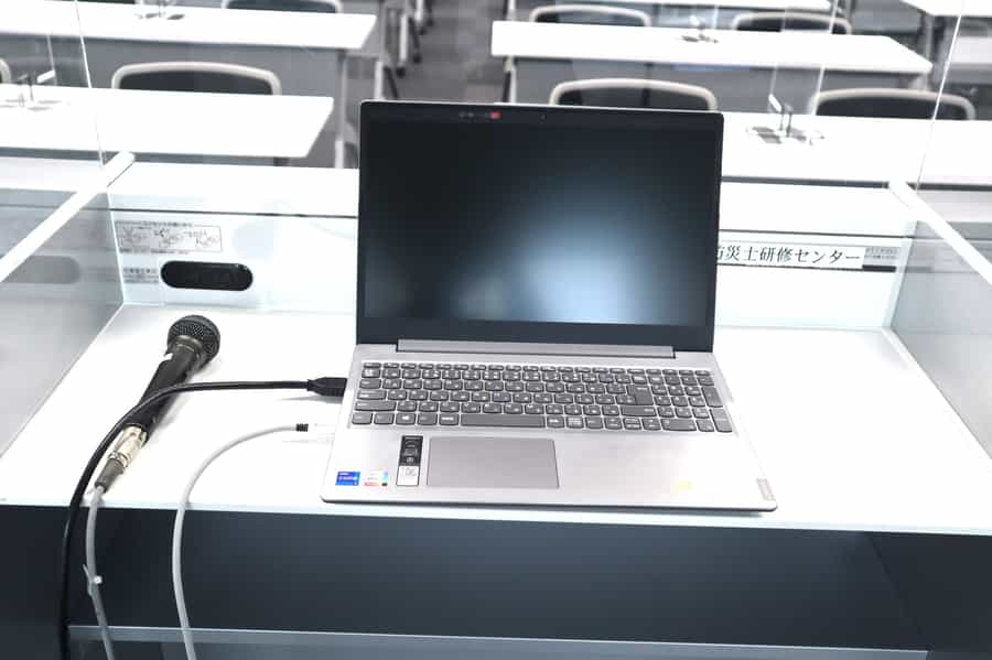 【司会台PC設置例】