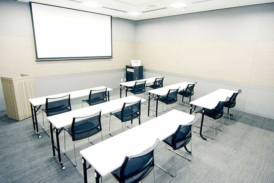 【20~30名規模のセミナーや会議、会社説明会におすすめです。備え付けのプロジェクターやスクリーンを活用したプレゼンテーションも可能。】 - EBiS303 カンファレンススペース Dの写真