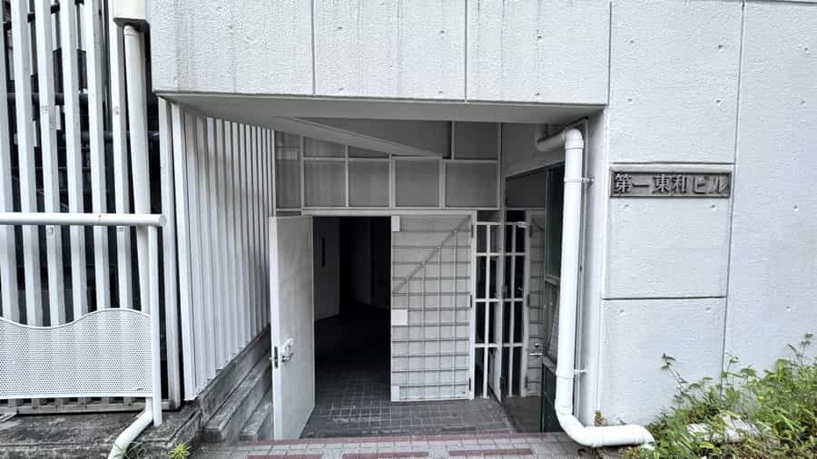 【ビル入口】