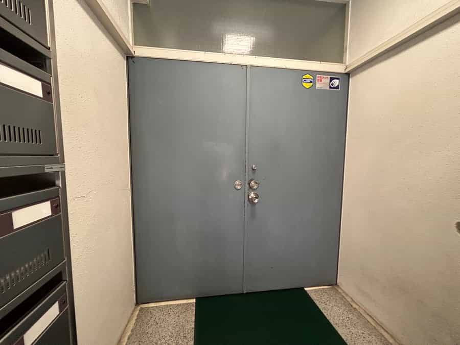 【平日18時以降、土日祝の時間外は鉄扉が閉まっています。開けたら都度施錠してください。（表側）】 - TIME SHARING 日本橋千代田会館 2Aの写真