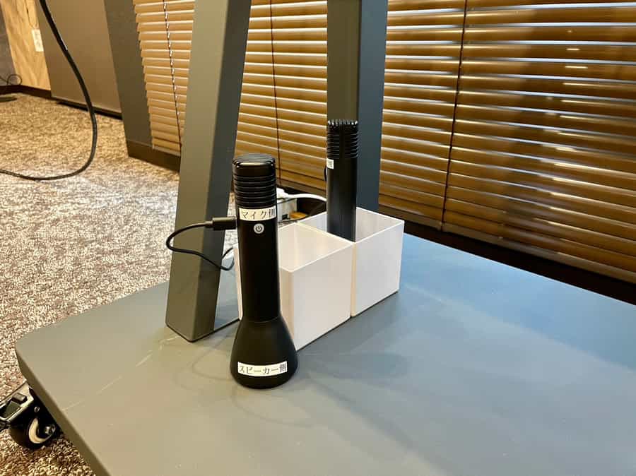 【ハンドマイク型拡声器も無料備品でご用意しているので、ご自由にお使いください。※モニター台の下段に置いています】 - TIME SHARING 田町赤羽橋 8Aの写真