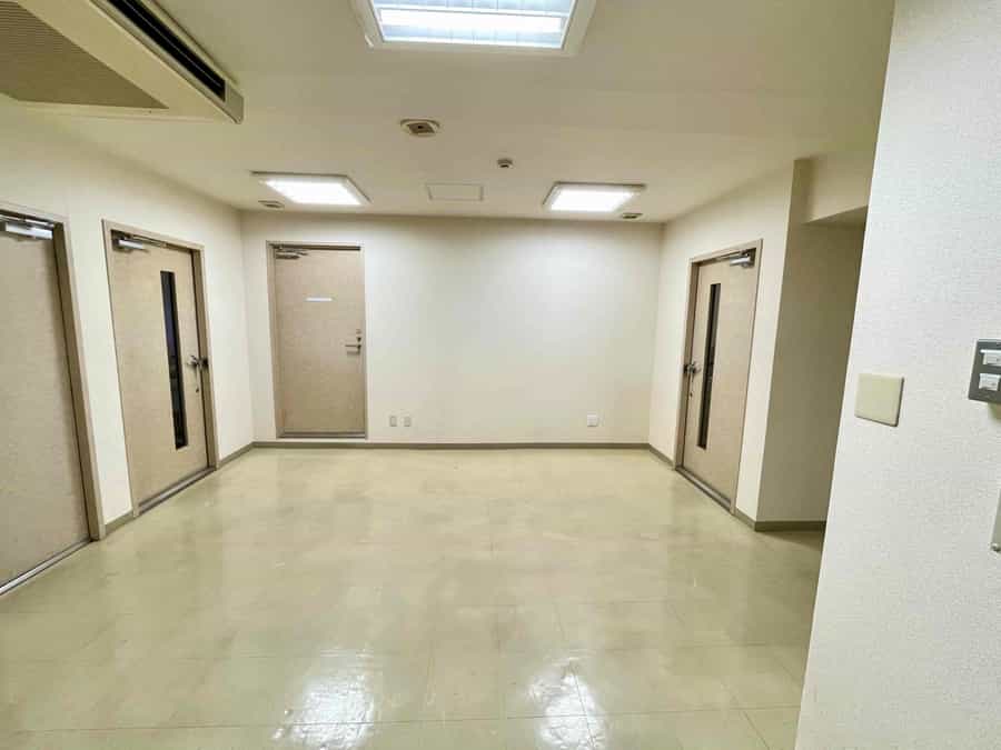 【会議室のドアは密閉型のため、周囲の音が聞こえにくく、中のお話し声が外に漏れにくいです】 - TIME SHARING 四谷8Cの写真