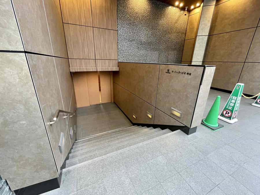 【建物正面入口_「ザ・パークハビオ新宿」の文字が目印です】 - ザ・パークハビオ新宿 屋上スペースの写真