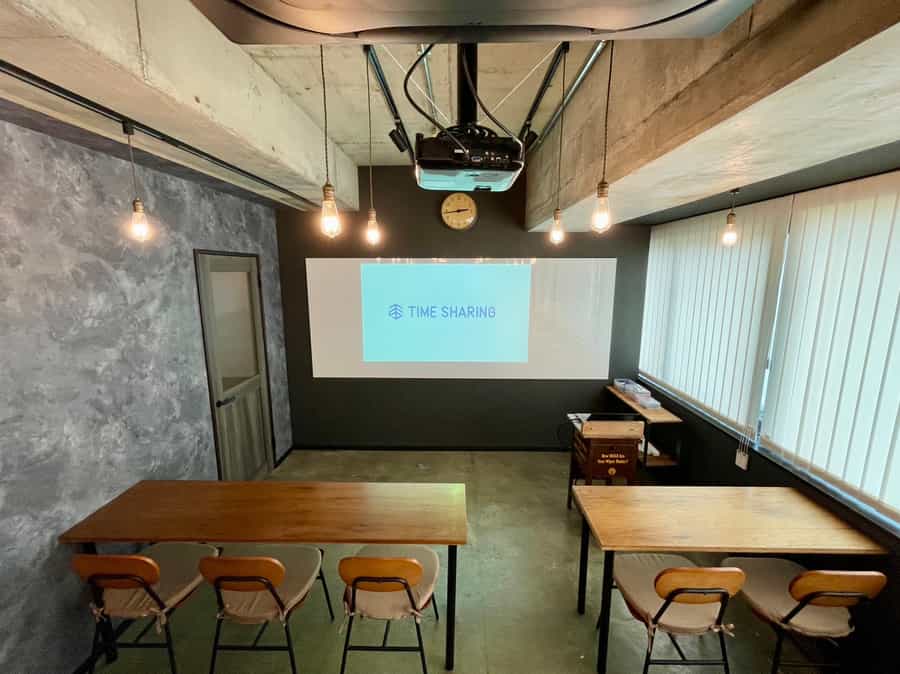 【会議室内のプロジェクター、司会台、ホワイトボードなどの備品は全て無料でお使いいただけます】 - TIME SHARING 田町赤羽橋 8Bの写真