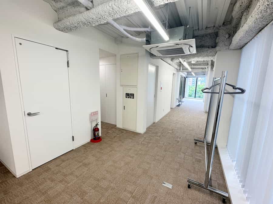 【トイレは会議室エリアの手前、流し台の横にございます】 - TIME SHARING 茅場町 FF日本橋茅場町ビル4Fの写真