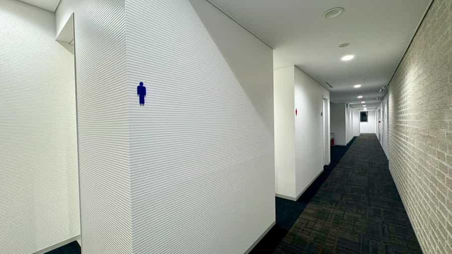 【お手洗いは階段を背に左手にございます。】