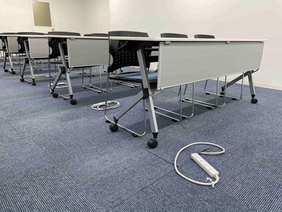 【床の電源タップは全部で72口あるので、参加者全員が電源を使うことが出来ます。※お部屋の電気容量は50Aです】 - TIME SHARING 新宿8Aの写真
