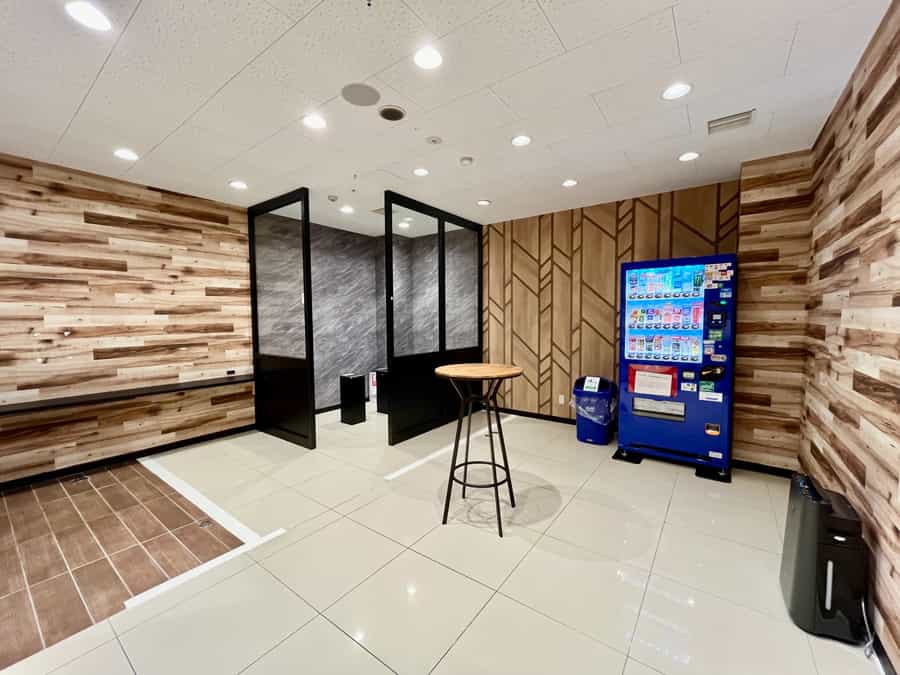 【広々とした喫煙スペースです!自動販売機もございます。】 - Mace上野の写真