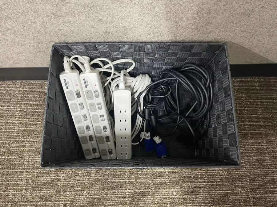 延長コードや予備のケーブルは司会台後ろのカゴに入れています※備品詳細は備品リスト(PDF)をご覧ください】 - TIME SHARING 渋谷ワールド宇田川ビル7Aの写真
