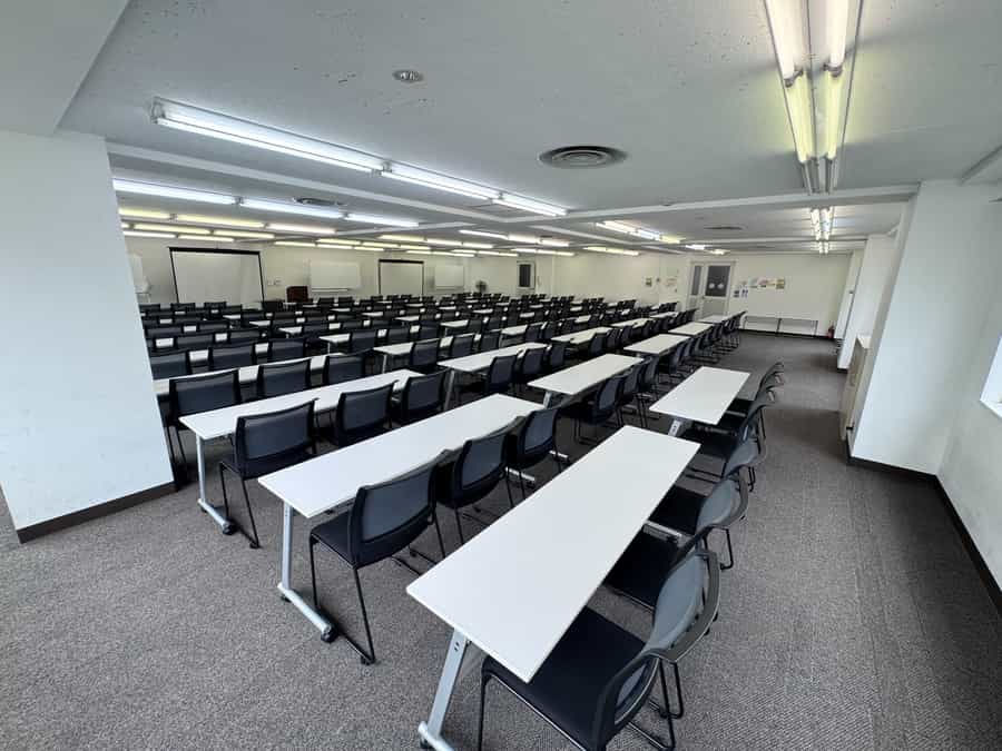 【会議室には前方・後方と2ヵ所の出入口があるため、参加者の方、登壇される方がスムーズに出入り出来ます】 - TIME SHARING 新宿7Aの写真