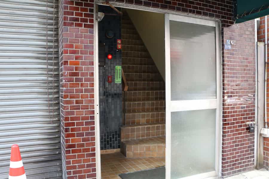 【正面入口から入ったらすぐに階段があります】 - TIME SHARING 銀座一丁目の写真